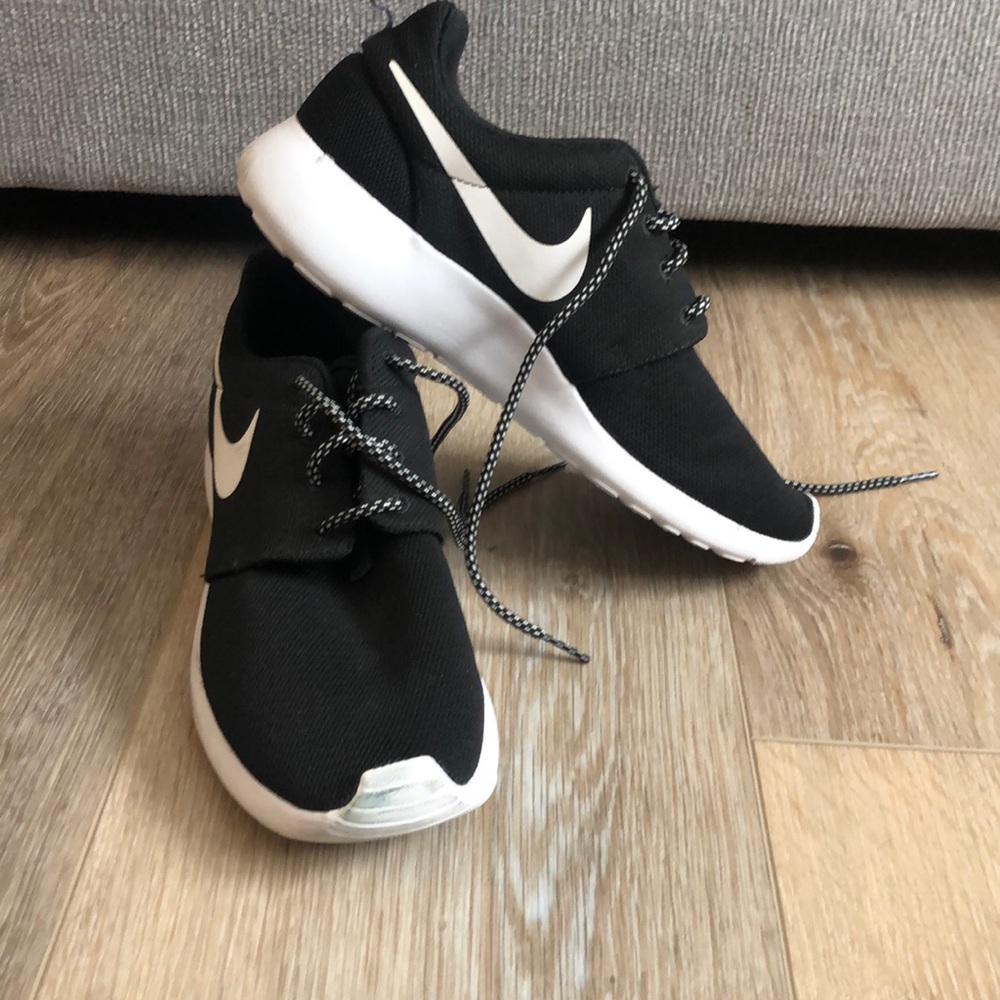 NIKE ROSHES LITERALLY WORN ONE TIME SIZE 9.5